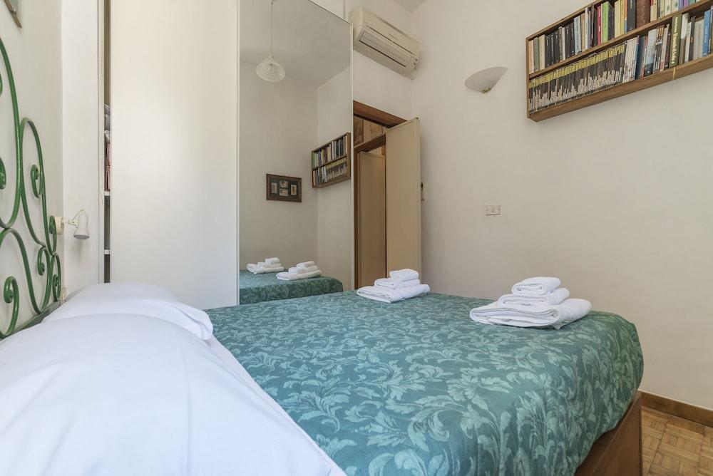 San Lorenzo Wooden Flat