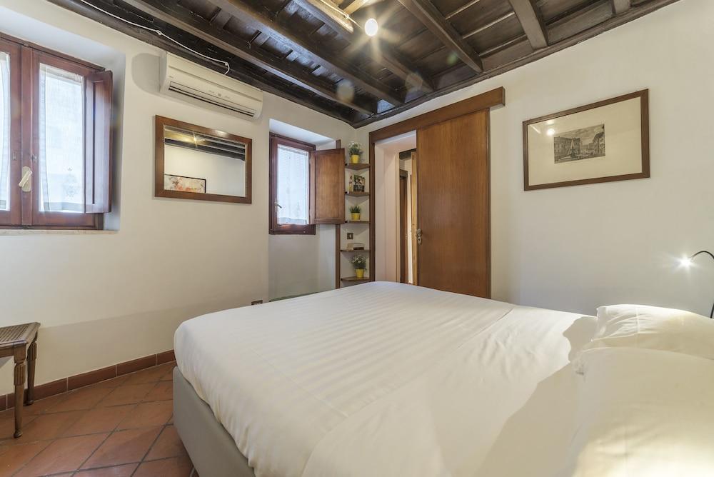 Stylish Flat Domus Aurea