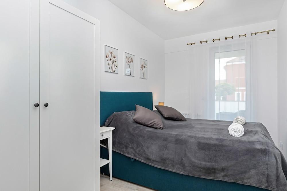 Sunny Rewal Apartments by Renters