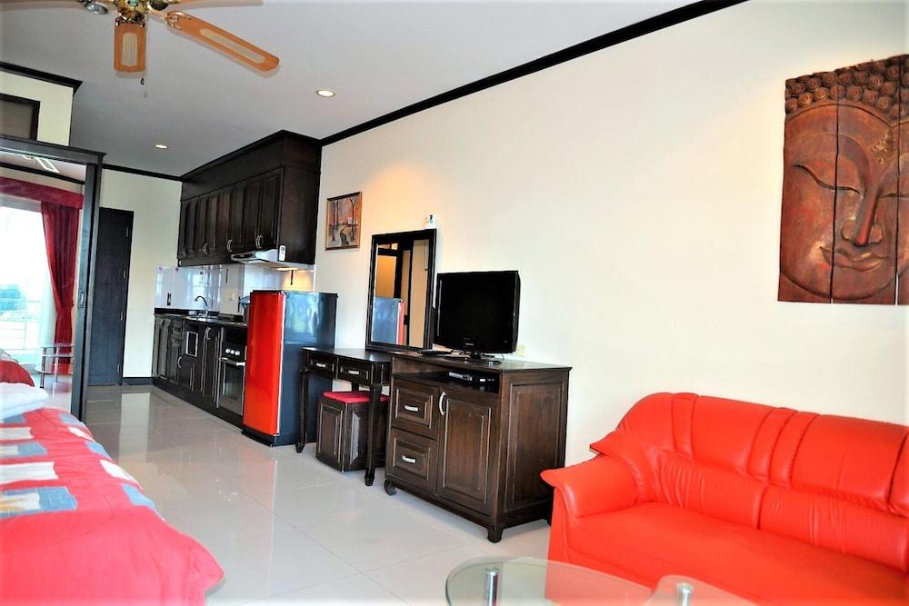 Plaza Residence Jomtien Beach - Large Studio Condo