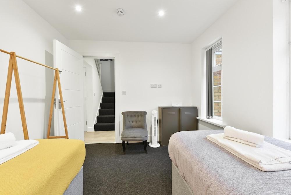 Rochfords Serviced House with 5 Bedrooms