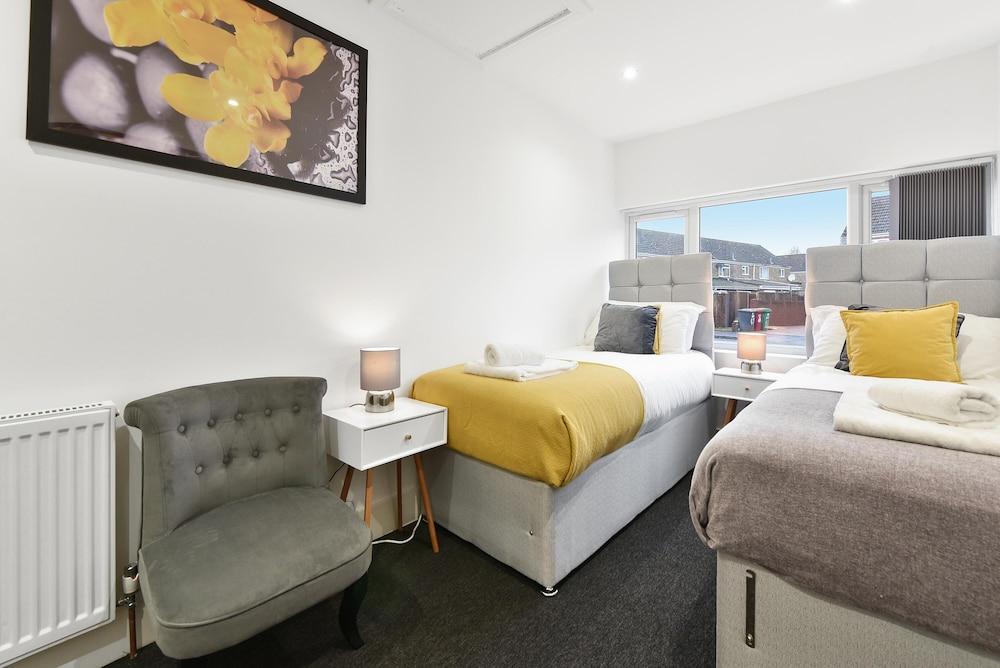 Rochfords Serviced House with 5 Bedrooms