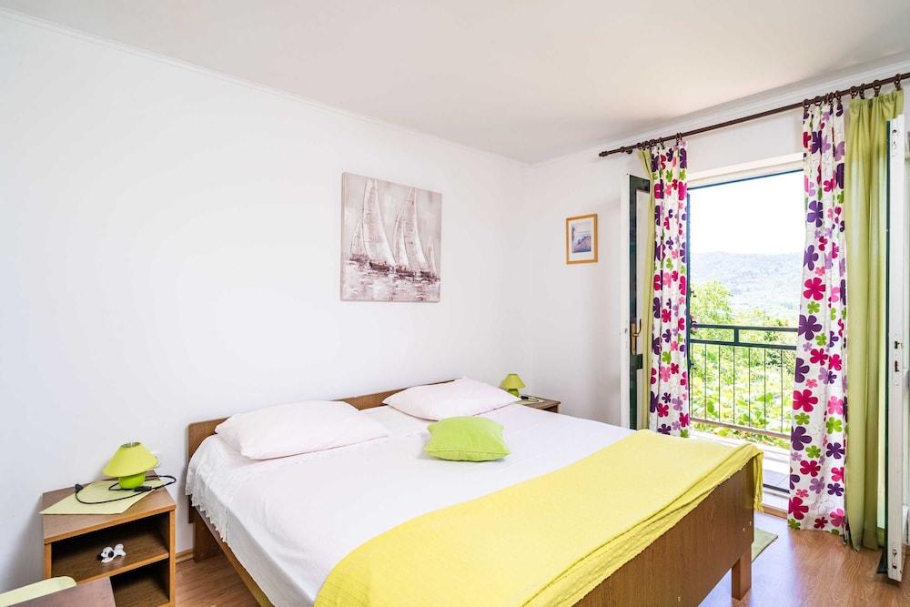 Apartment Laurel Leaf