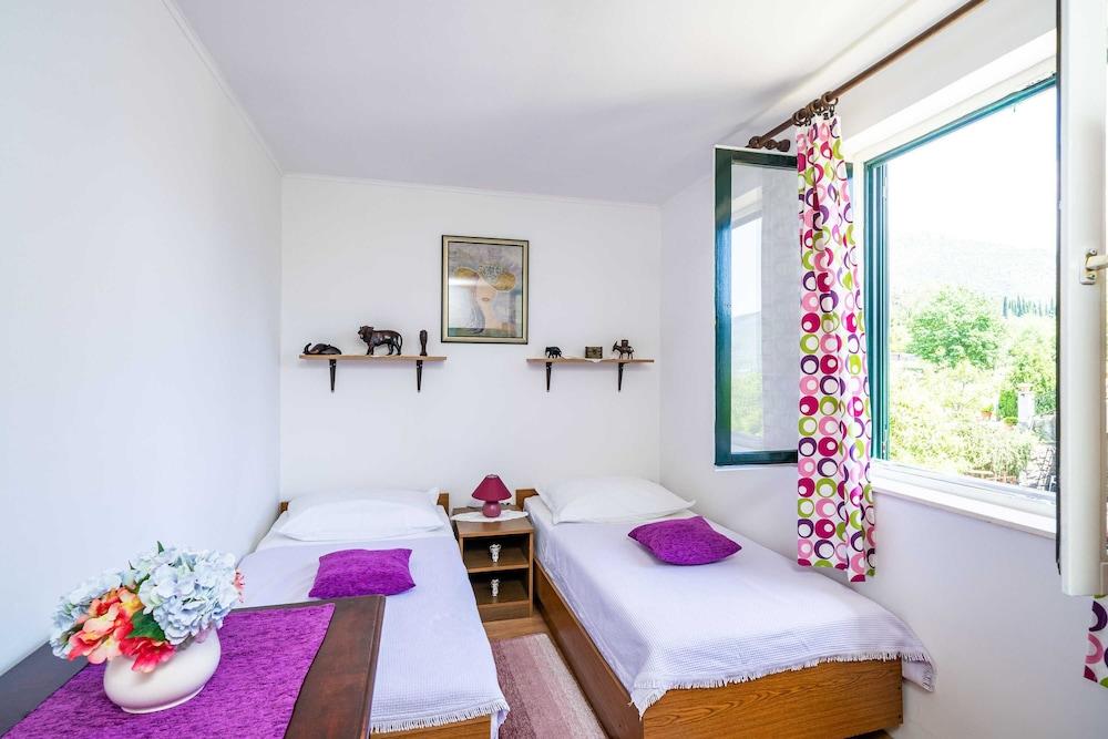 Apartment Laurel Leaf