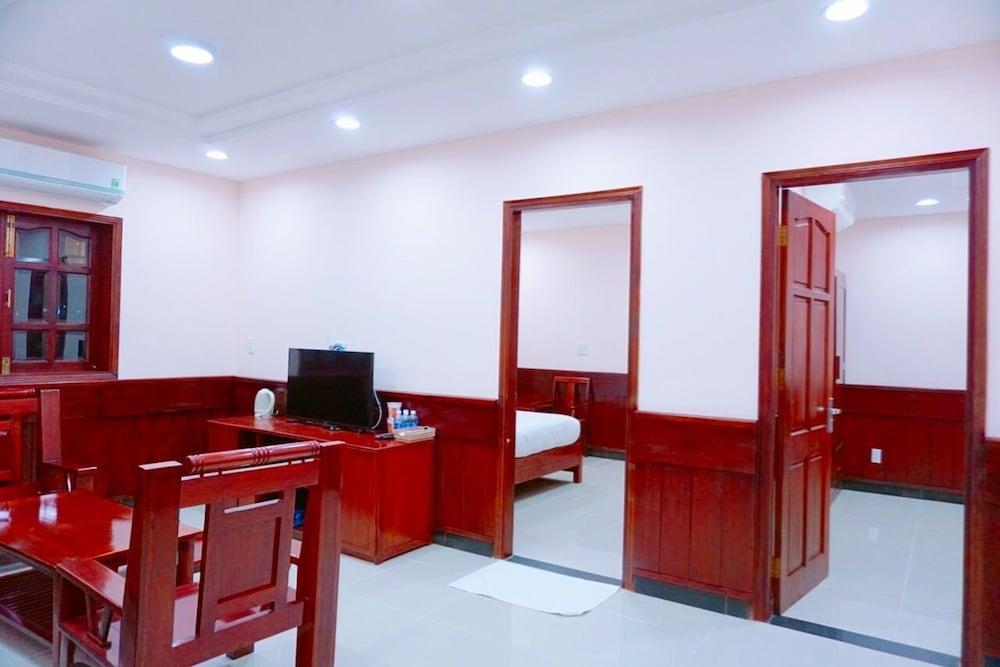 Con Dao Tan Son Nhat Hotel