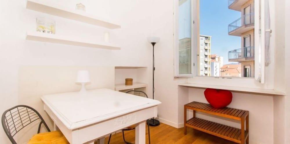 Pozzo Strada Bright Apartment - with Balconies