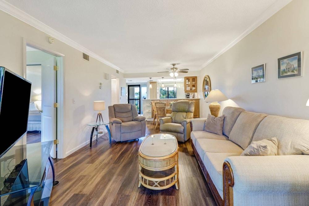 21400 Bay Village Dr #204