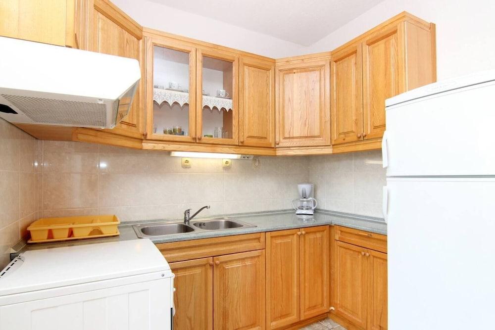 Lovely 2-bedroom Apartment in Poljica
