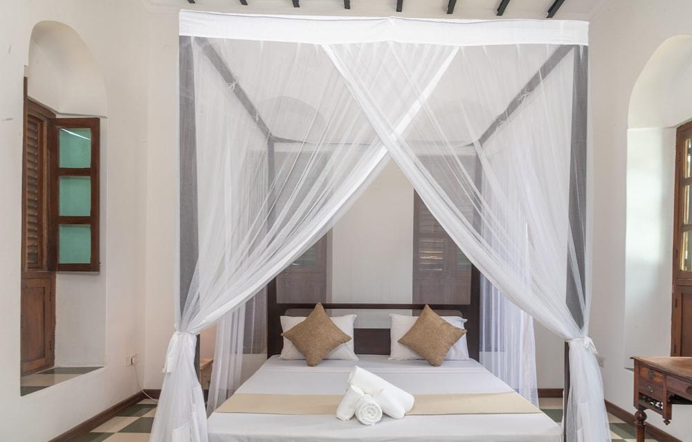 The Manor House by Sansi