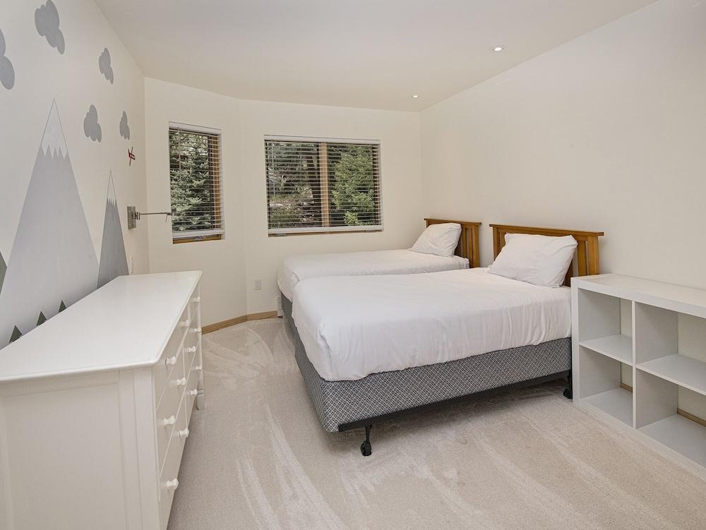 Eiger 9 3 Bedroom Condo by RedAwning