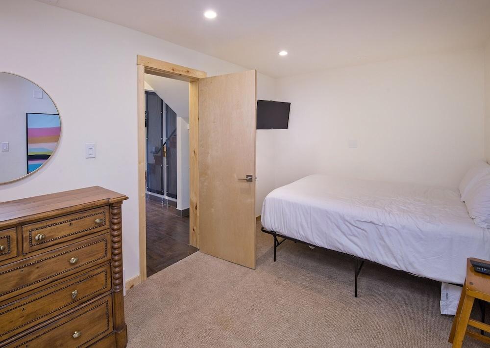 Eiger 9 3 Bedroom Condo by RedAwning