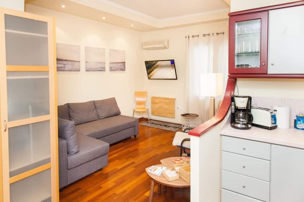 Centrally Located Studio In Athens