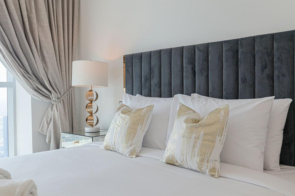 HiGuests - The Marina Torch