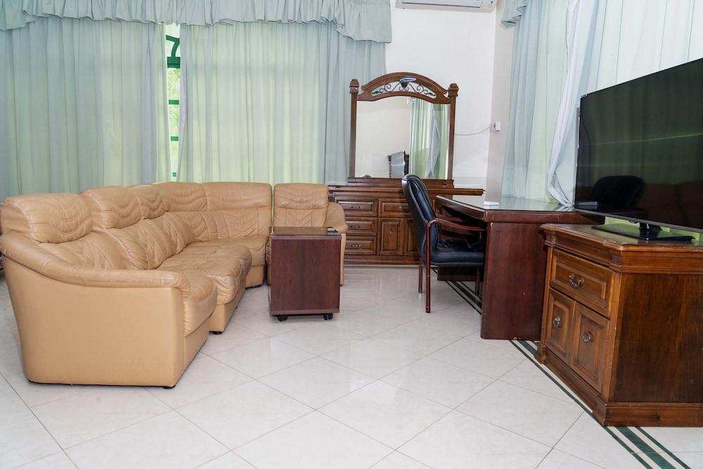 Mini-Mansion Villa Adjacent To The Beach