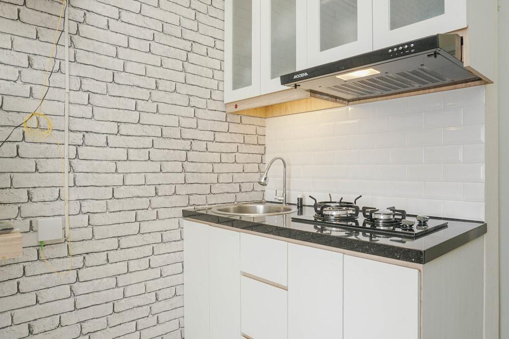 Comfy and Beautiful Studio Green Pramuka Apartment