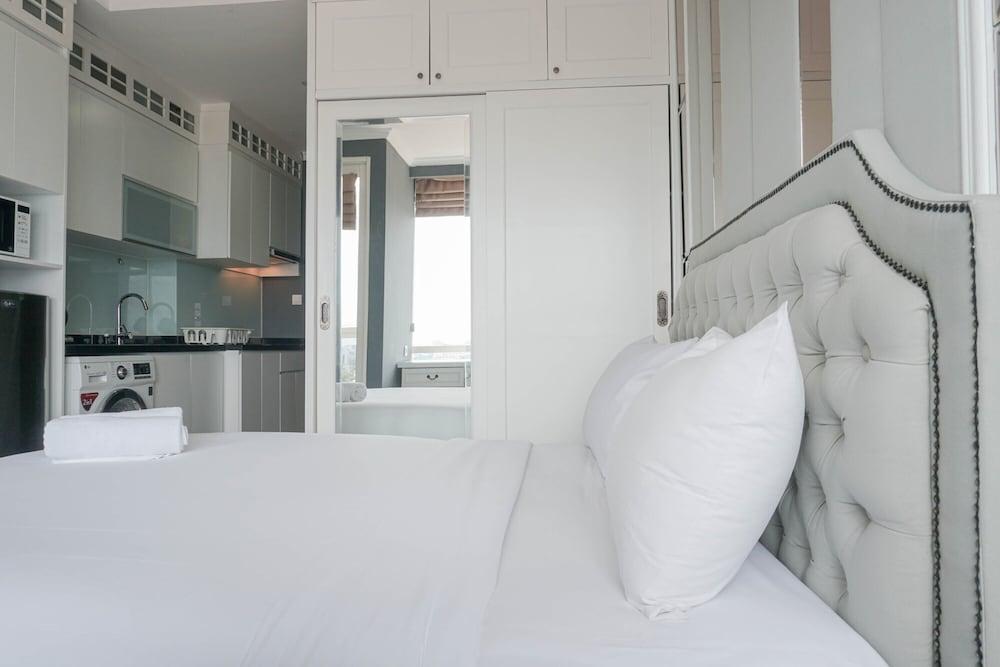 Comfy and Wonderful Studio Menteng Park Apartment