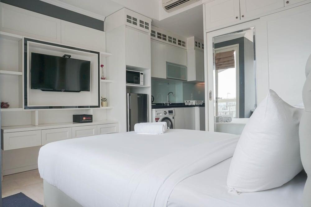 Comfy and Wonderful Studio Menteng Park Apartment