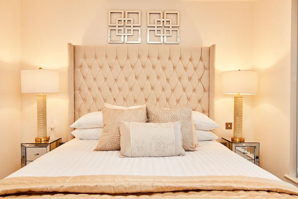 King Deluxe City Apt, Balcony View & Free Parking!