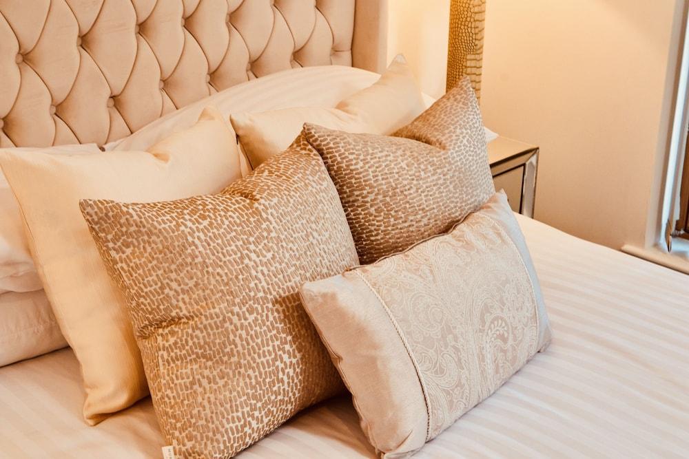 King Deluxe City Apt, Balcony View & Free Parking!