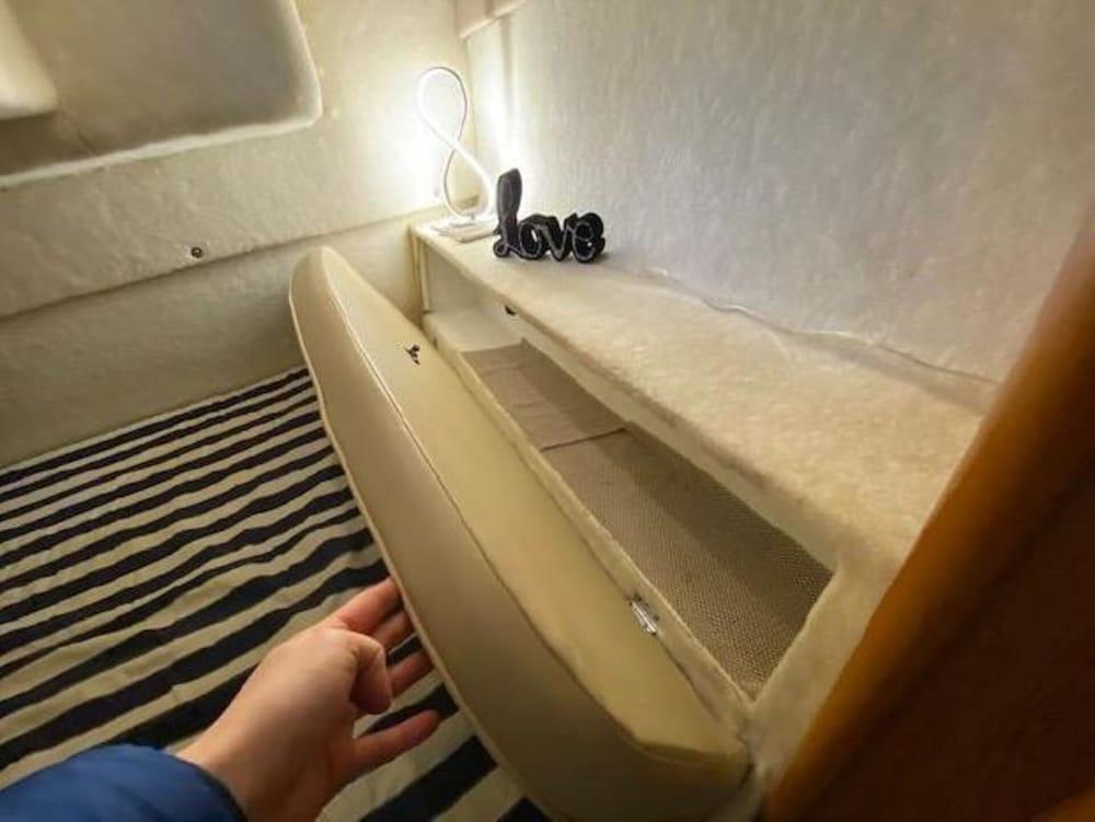 Stunning 2-bed Boat in Dreverna