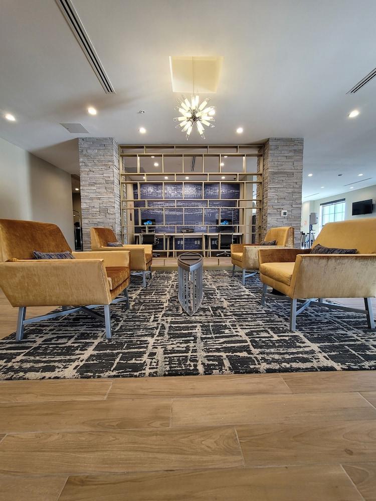 Comfort Inn & Suites Jacksonville - Orange Park Near Naval Air Station