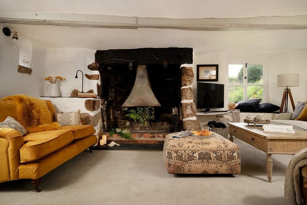 Weeke Brook - Quintessential Thatched Luxury Devon Cottage