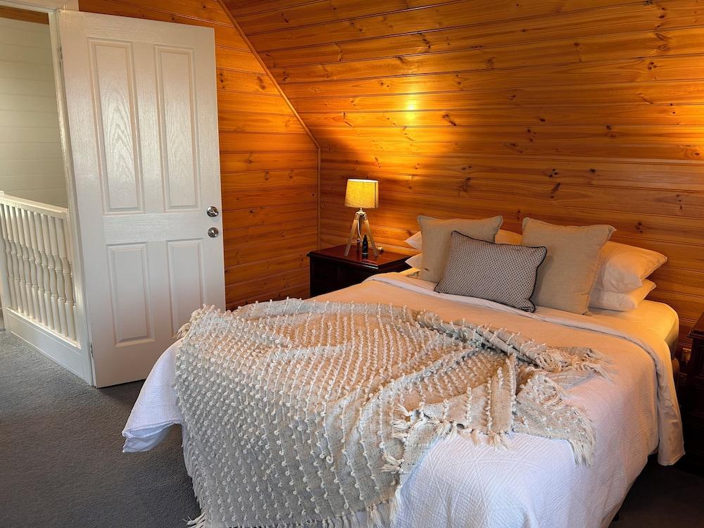 Sails - Elegant, spacious beach villa