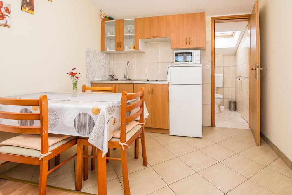 Beachfront Apartment Mira 2