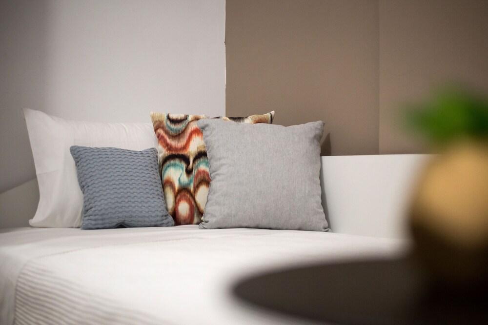 Mystique 2 BD Aparment by BluPine