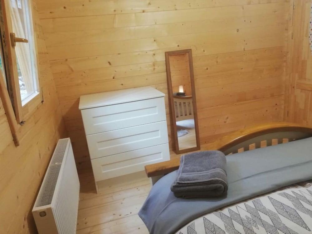 Log Cabin on the Lake - Sleeps 4 & Jacuzzi