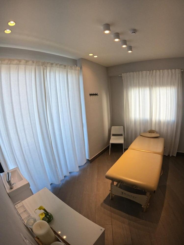 Regatta Living Hotel By Mint