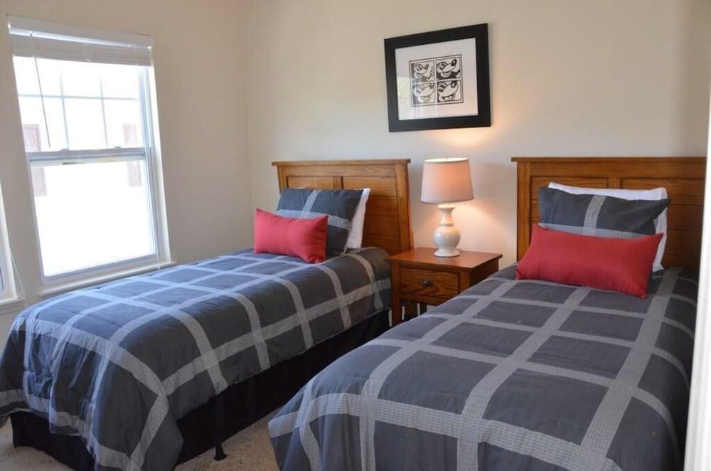 Modern Lucaya 4 Bedrooms 3 Baths Townhome