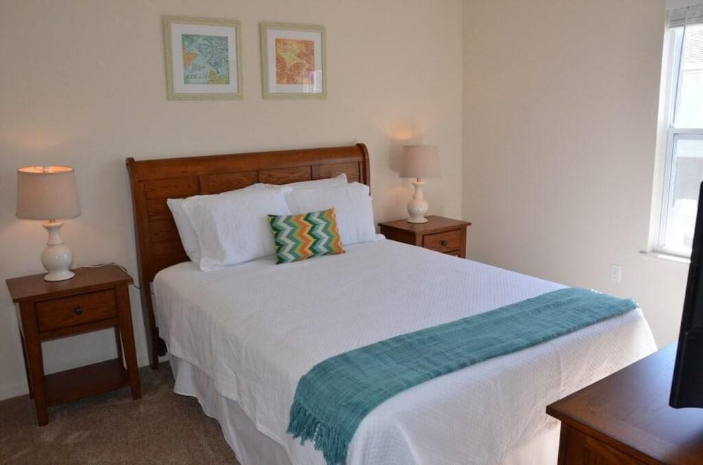 Modern Lucaya 4 Bedrooms 3 Baths Townhome