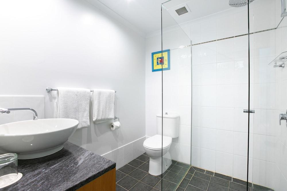 Belle Escapes - Absolute Beachfront Apartment Alamanda Resort “28”