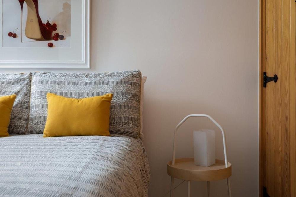 Cotswold Barn Conversion With Private Hot Tub