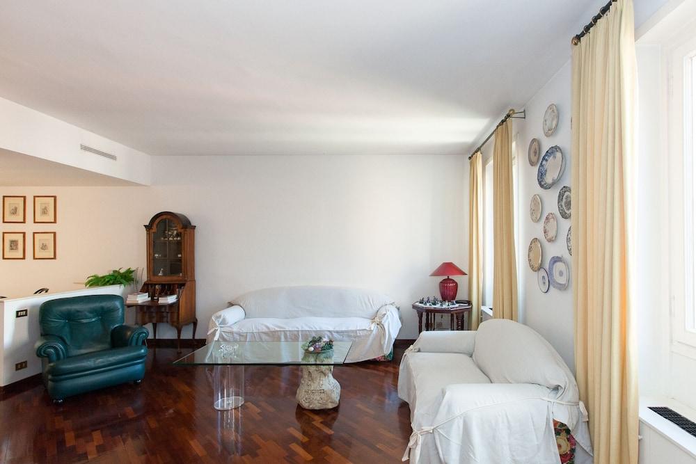 Beautiful Roman Apartment Next To Trevi Fountain