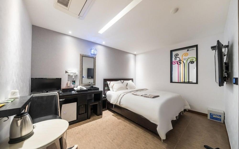Wolmido W Tourist Hotel