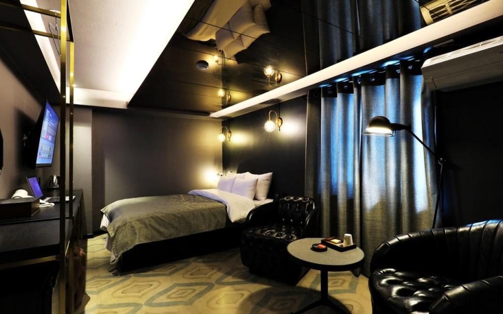 Yongsan Rainbow Hotel