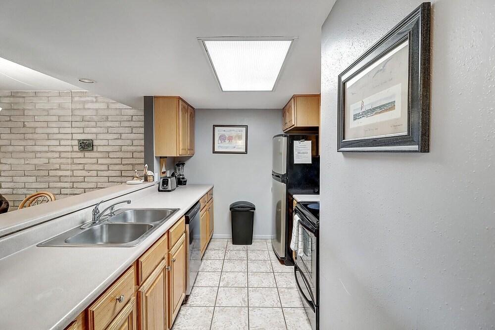 Gulf 2 Bedroom Condo by Redawning