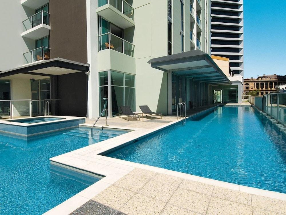 2BR Epic Views CBD 2 Cars Pool Wine Gym Netflix