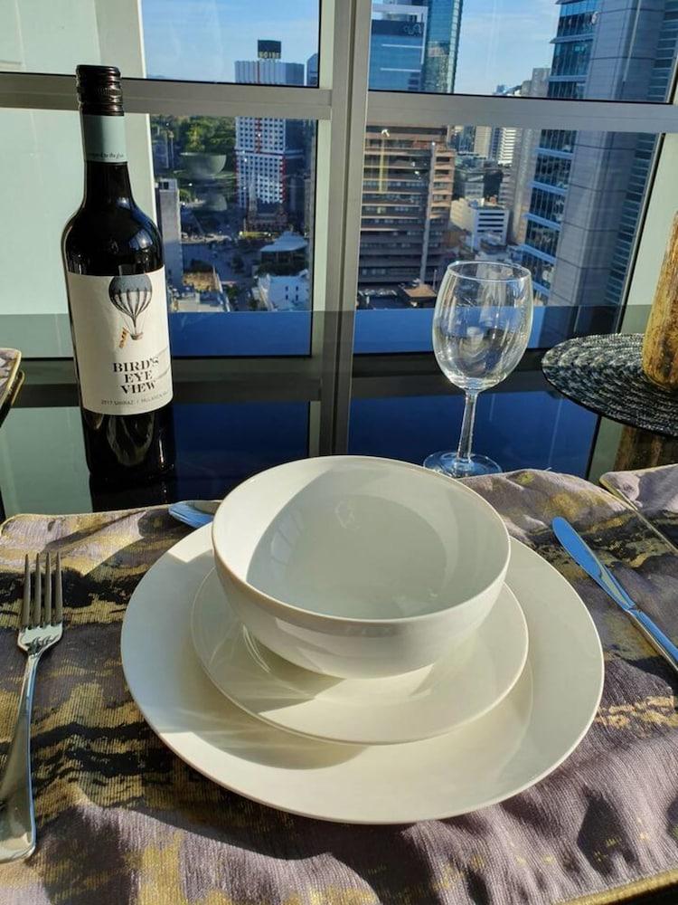 2BR Epic Views CBD 2 Cars Pool Wine Gym Netflix