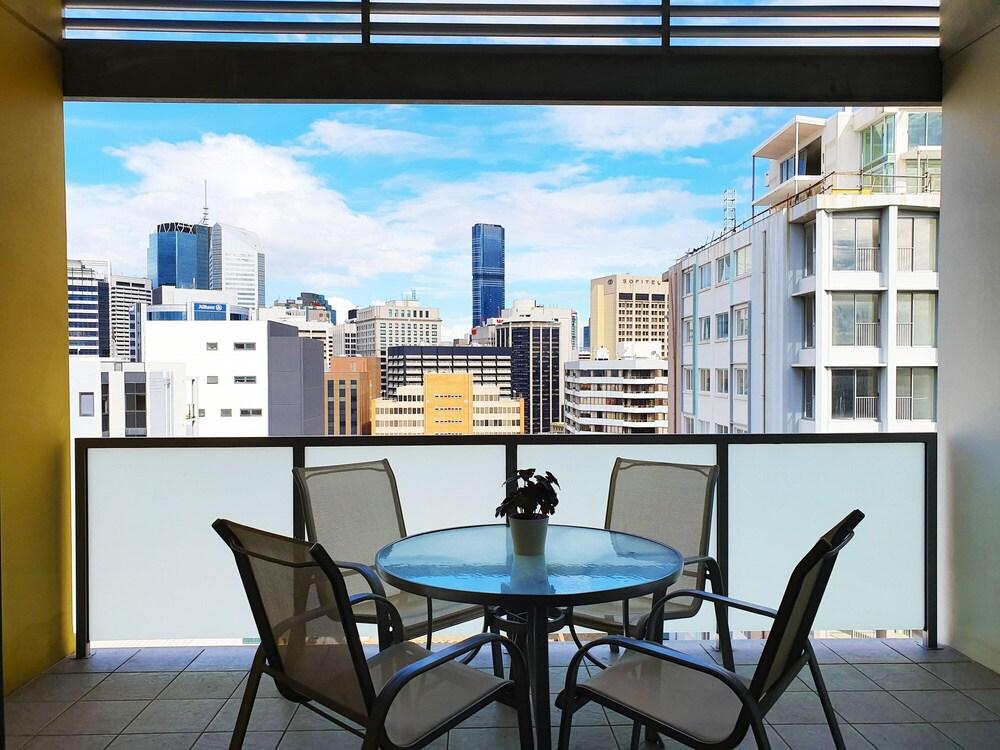 City Penthouse Views Wine Pool Gym Netflix