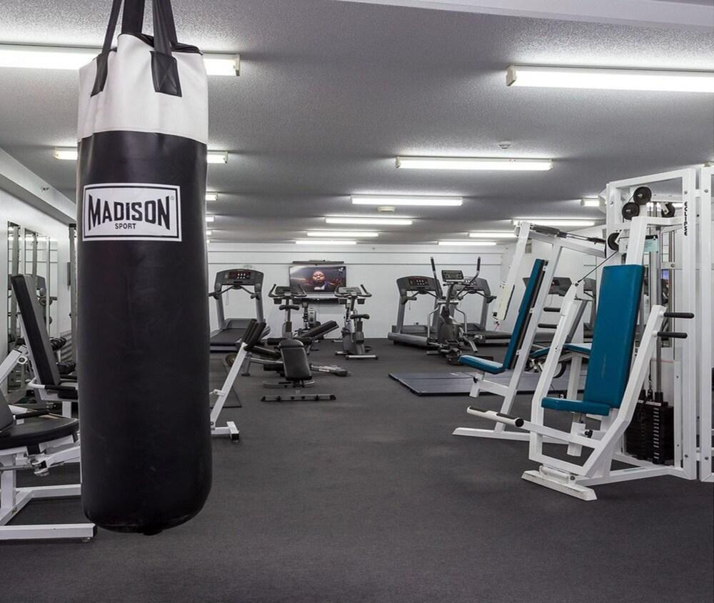 City Penthouse Views Wine Pool Gym Netflix