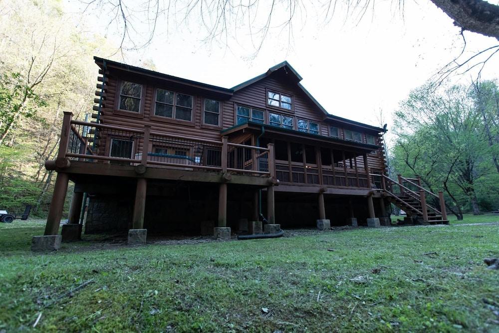 The Lodge at Caney Creek