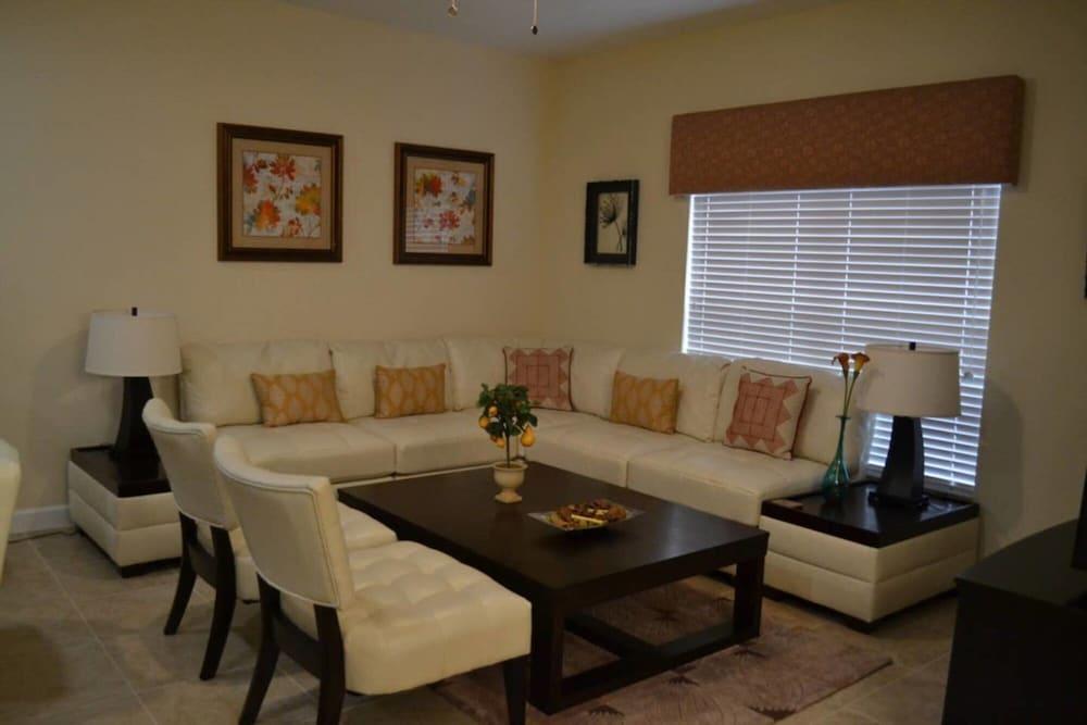 Spacious Villa Near Disney