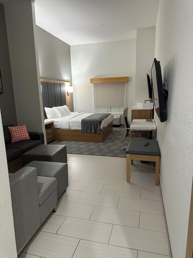 La Quinta Inn & Suites by Wyndham Coralville Iowa City