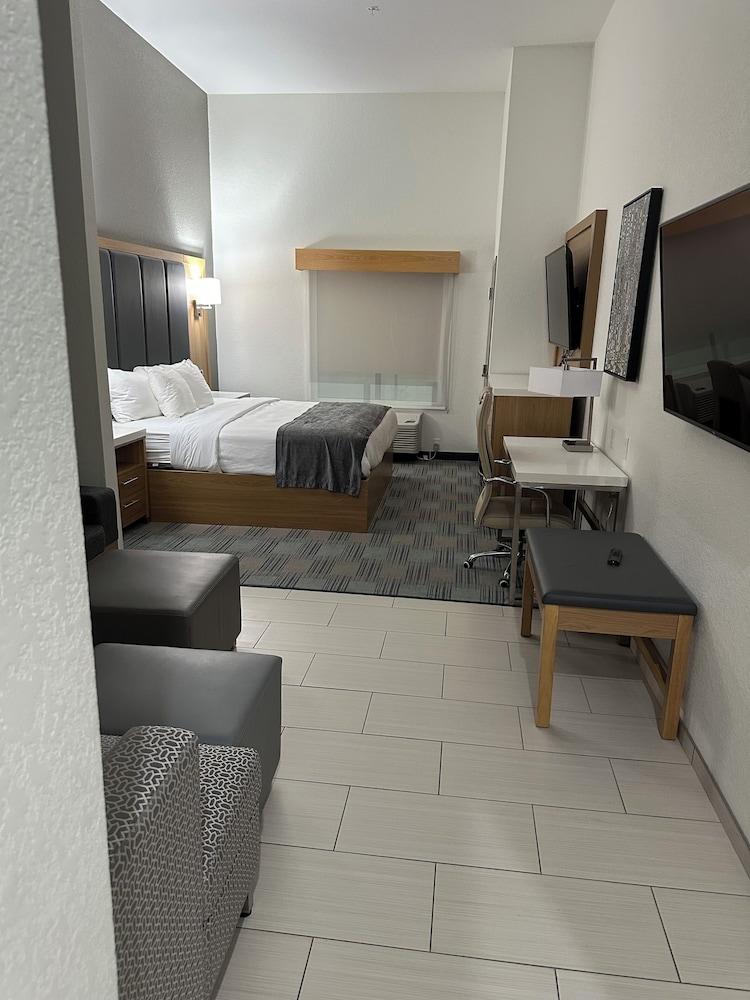 La Quinta Inn & Suites by Wyndham Coralville Iowa City