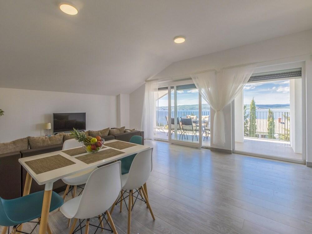 Comfortable Apartment With Pool and Large Covered Terrace