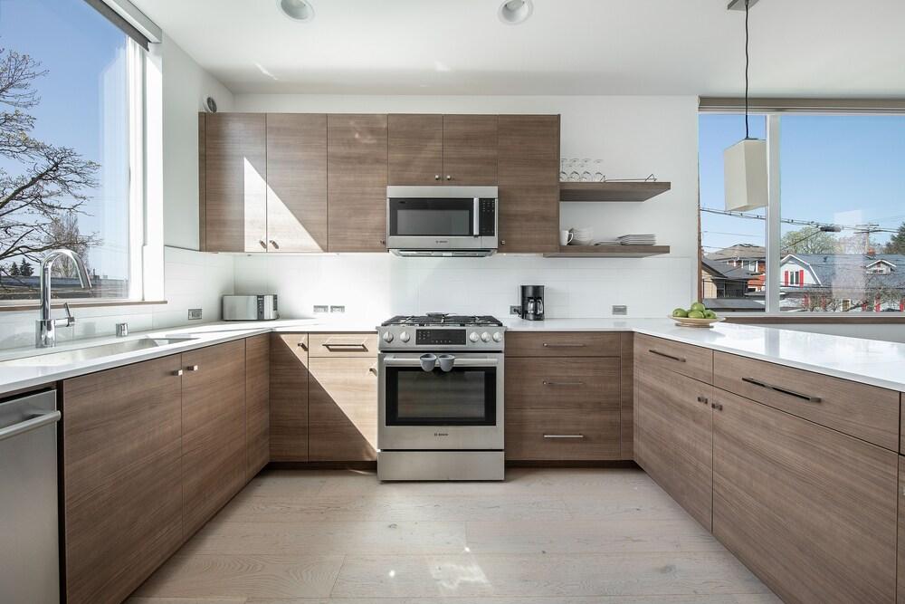 Hosteeva Modern Townhome w Rooftop