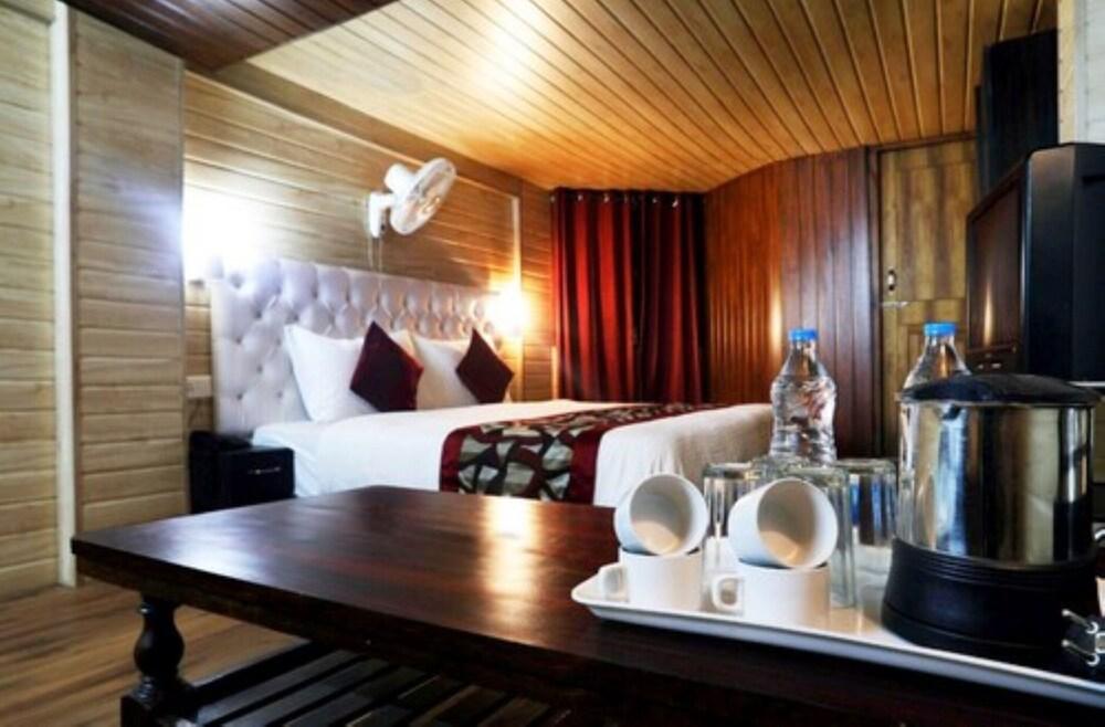 Goroomgo Moon Nainital